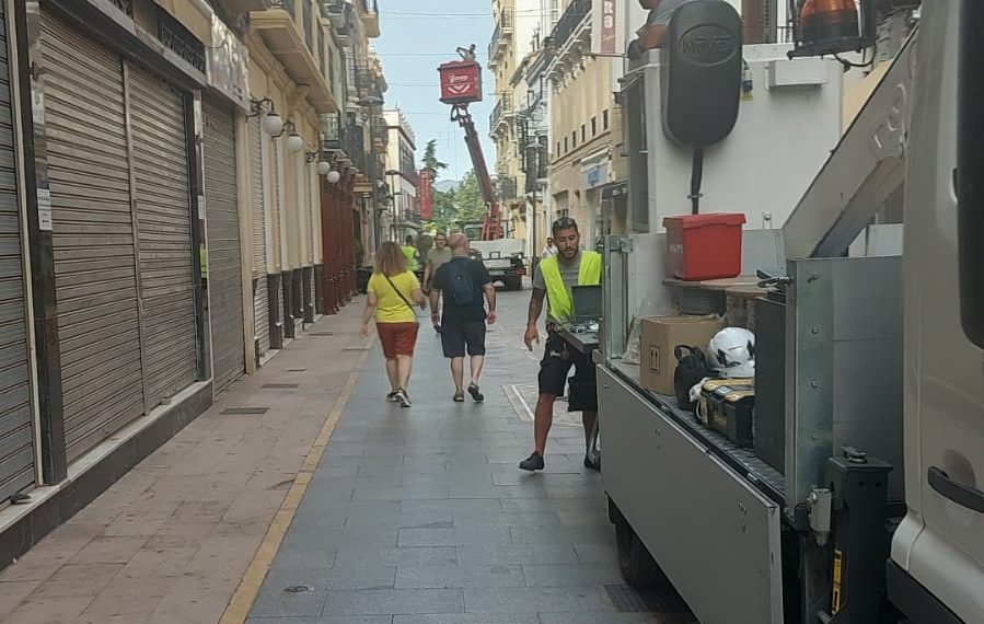 Arranca la instalación de los toldos para dar sombra en la calle Carrera de Espinel