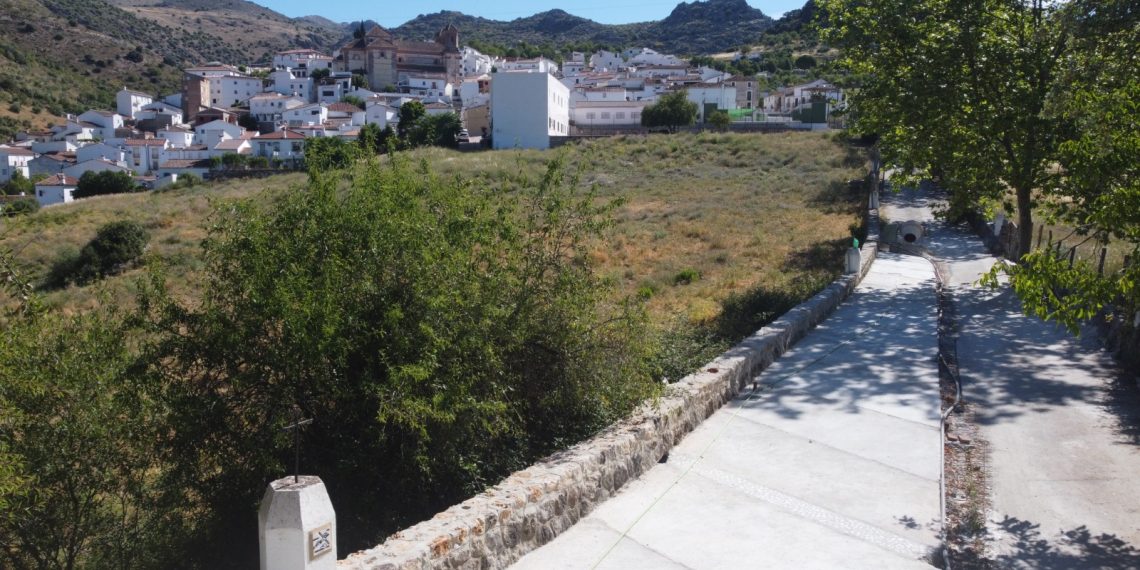Alpandeire acondiciona el Camino de las Cruces