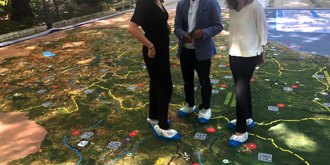 El mapa gigante de la provincia ofrece juegos para aprender sobre todos los municipios de la Serranía