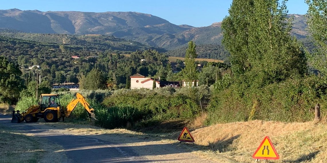 El Ayuntamiento ejecuta labores de desbroce en distintos caminos rurales de Ronda