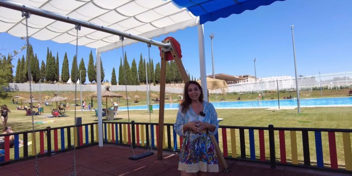 El Ayuntamiento avanza en el Plan de Sombras con la instalación de toldos en el área en el parque infantil de la piscina municipal