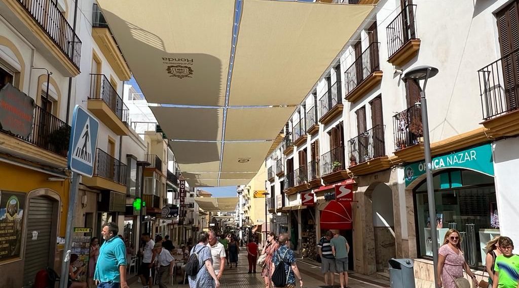 El Ayuntamiento ultima la colocación del entoldado en la calle Carrera de Espinel
