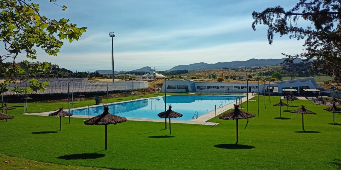 El Ayuntamiento establece una tarifa única de dos euros para los usuarios de la piscina de verano ‘Manolo López’ que lleguen a partir de las 17.00 horas