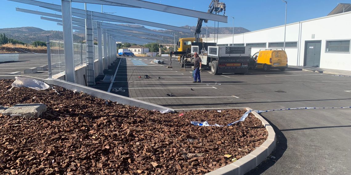 El Ayuntamiento invierte más de 53.000 euros en la instalación de sombras en el aparcamiento y el interior de la piscina ‘Manolo López’