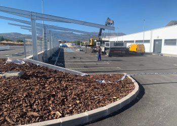 El Ayuntamiento invierte más de 53.000 euros en la instalación de sombras en el aparcamiento y el interior de la piscina ‘Manolo López’