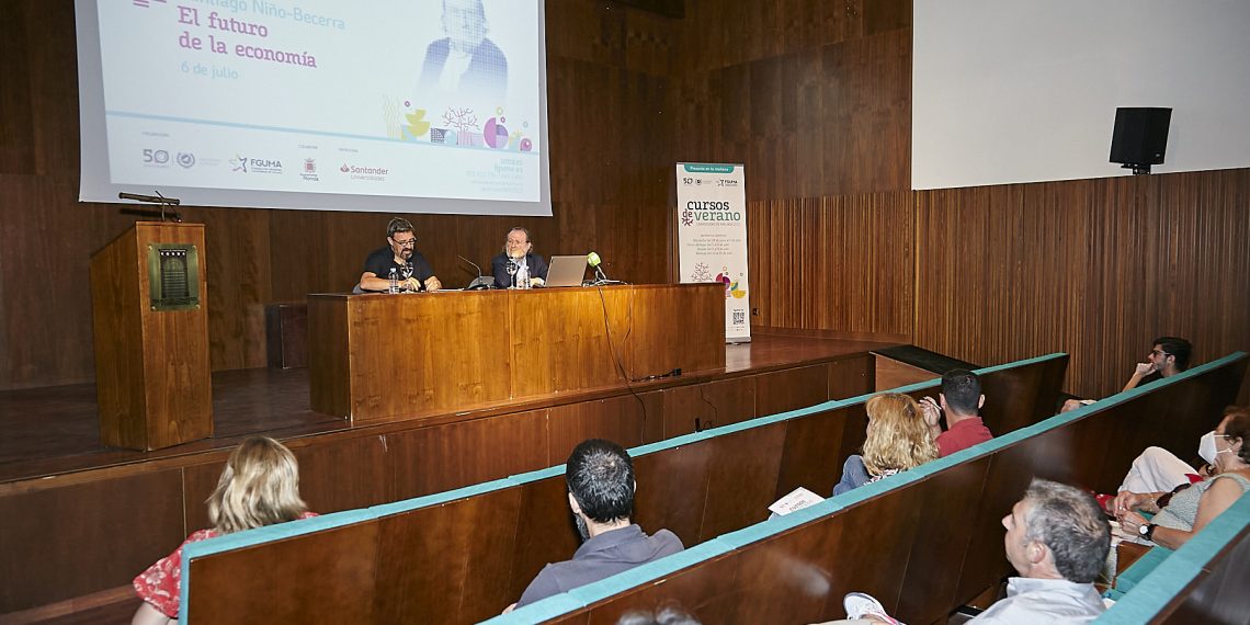 Santiao Niño-Becerra: «Como consejo, le diría a las familias que si tienen 100, gasten 20 y guarden 80»