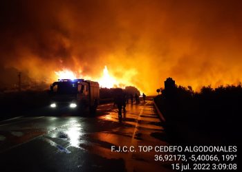 Un incendio forestal en Olvera obliga a desalojar a 35 personas