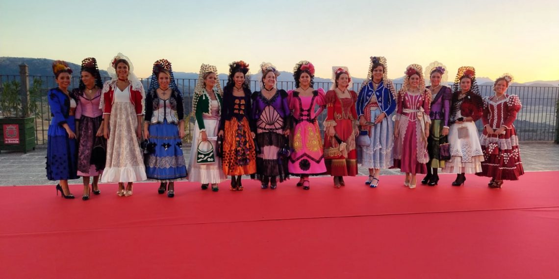 Comienza la cuenta atrás para la Feria de Pedro Romero con el pregón de Manu Sánchez y la imposición de medallas a las Damas Goyescas (incluye galería fotográfica)