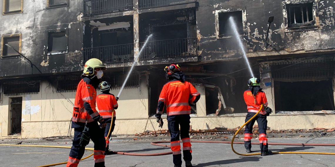 Policía Local de Ronda corta el tráfico en varias vías aledañas al incendio que afecta a un bloque de viviendas