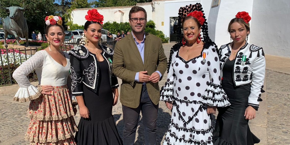 Turismo de Ronda culmina los actos con motivo del Día Internacional del Turismo con la entrega de flores a visitantes por parte de las Damas Goyescas