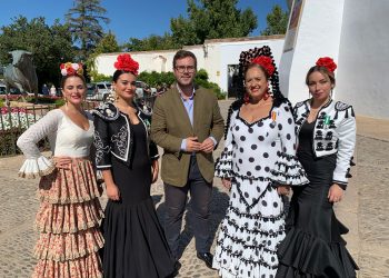 Turismo de Ronda culmina los actos con motivo del Día Internacional del Turismo con la entrega de flores a visitantes por parte de las Damas Goyescas