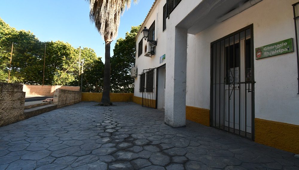 PUJERRA ACONDICIONA EL ENTORNO EXTERIOR DEL CPR ALTO GENAL