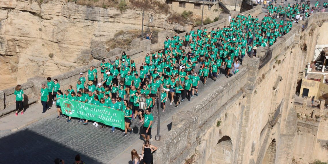 Ronda vuelve a teñirse del verde solidario con los enfermos de Alzheimer en la X Caminata de AROAL