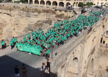 Ronda vuelve a teñirse del verde solidario con los enfermos de Alzheimer en la X Caminata de AROAL