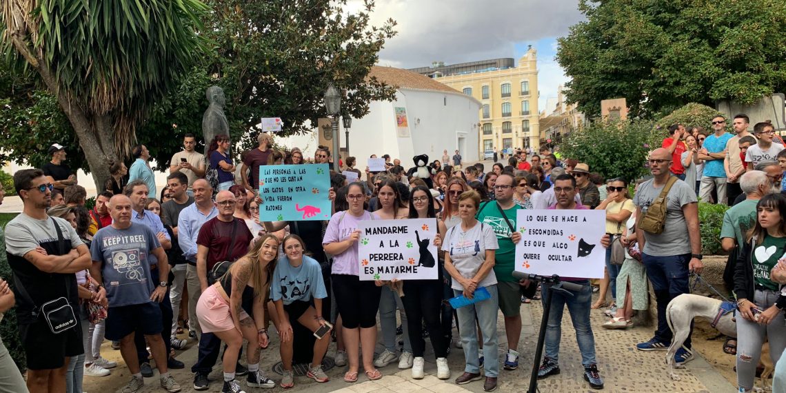 Unas 200 personas piden que no se retiren los gatos de la colonia de los jardines de Blas Infante