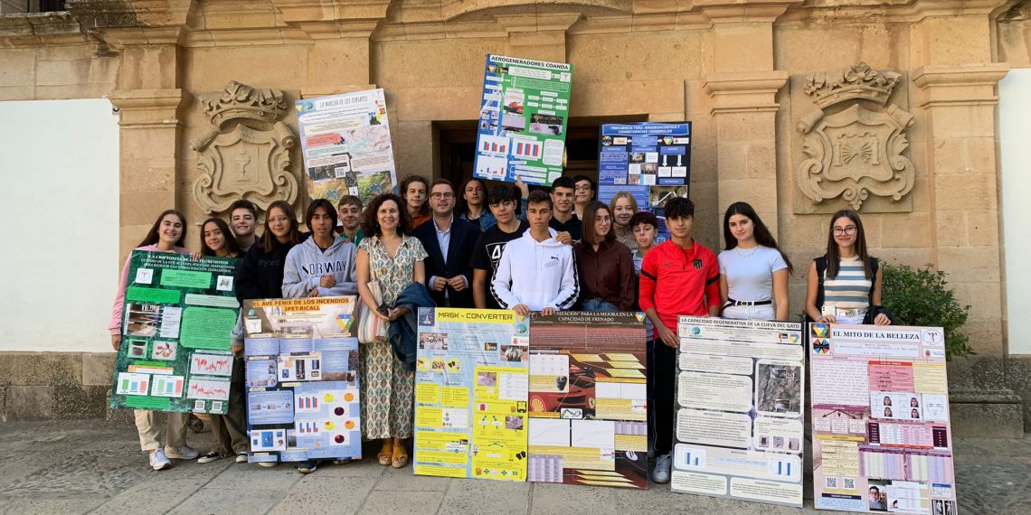 El Ayuntamiento recibe a una veintena de alumnos del IES Martín Rivero que participan en un certamen nacional de Jóvenes Emprendedores