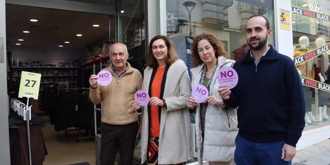 El Ayuntamiento pone en marcha una campaña en comercios locales para sensibilizar contra la violencia hacia las mujeres