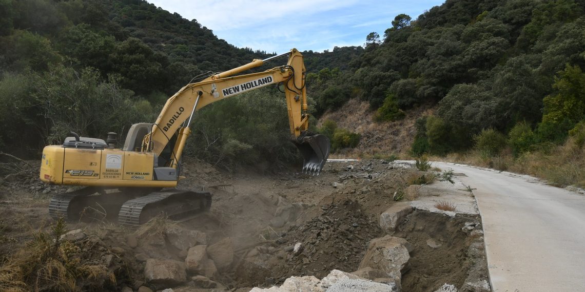 Faraján repara los daños del camino de Jubrique