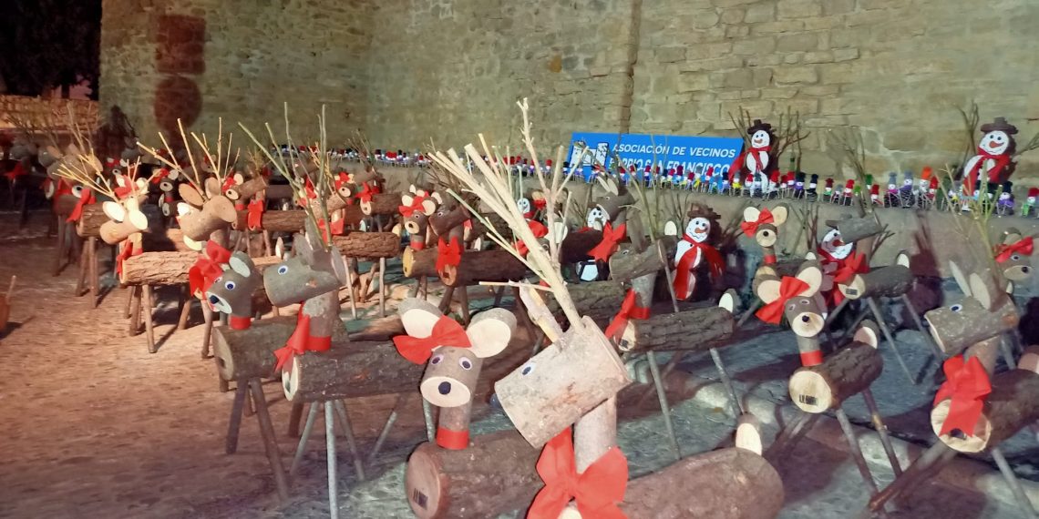 La Asociación de Vecinos del Barrio realiza adornos navideños para agradecer a los comercios de la zona su apoyo