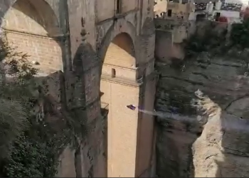El ‘hombre pájaro’ hará el sábado por la tarde una exhibición de salto sobre el Puente Nuevo tras completar su hazaña
