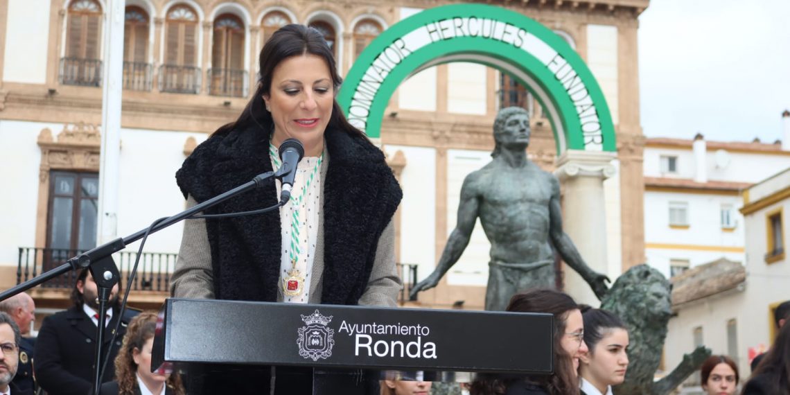 El Ayuntamiento de Ronda celebra el Día de la Bandera Andaluza con un acto ante el Círculo de Artistas