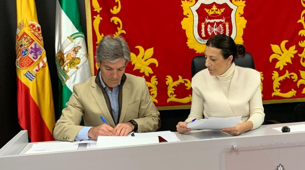 El Ayuntamiento firma un convenio con los propietarios de Cerro del Almendro para cofinanciar la renovación del abastecimiento