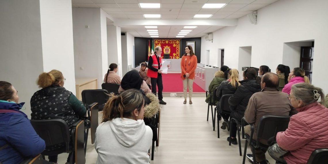 El Ayuntamiento colabora con Cruz Roja en la entrega de ‘tarjetas monedero’ del programa ‘Reacciona’