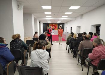 El Ayuntamiento colabora con Cruz Roja en la entrega de ‘tarjetas monedero’ del programa ‘Reacciona’