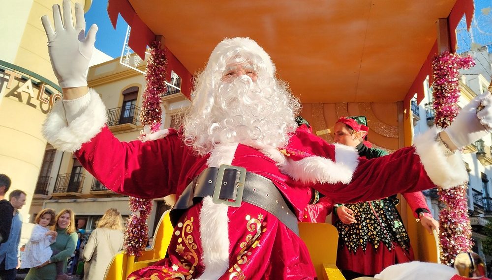 Cientos de personas visitan la ‘aldea de Papá Noel’ que ha abierto sus puertas esta tarde en Ronda en la plaza teniente Arce