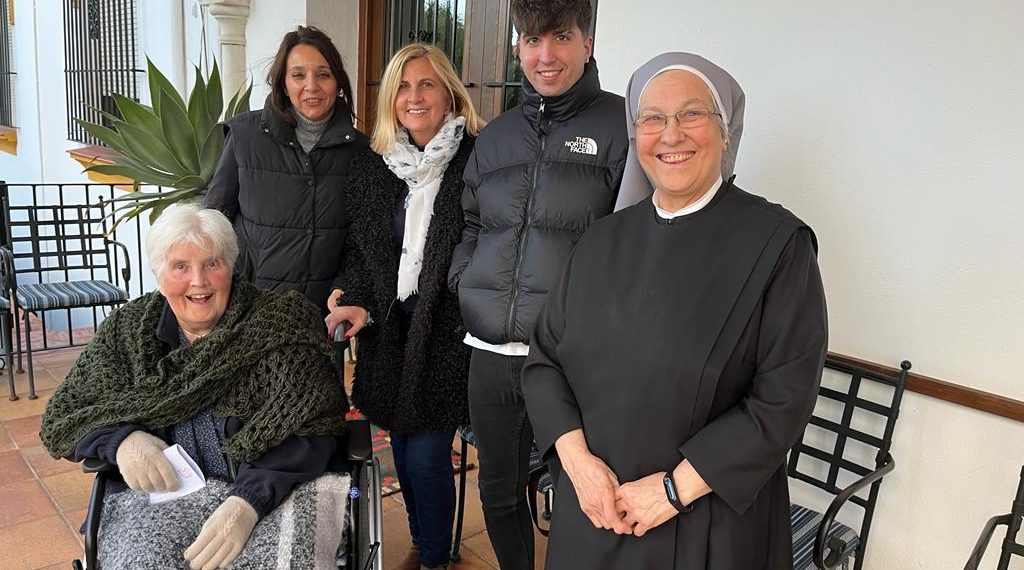 El Ayuntamiento y los Reyes Magos organizan un paseo en coche para que los mayores disfruten de las luces de Navidad en las calles de Ronda