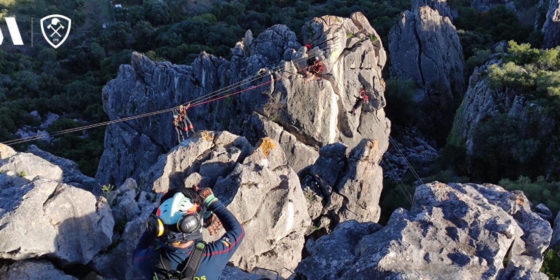 Bomberos del CPB rescatan a una senderista atrapada en el Castillo del Águila, en Gaucín