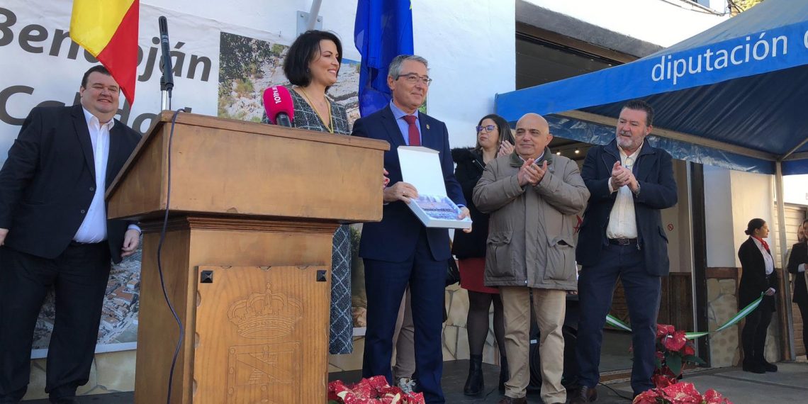 Salado recibe el título de Embajador de Benaoján y señala que la principal razón de ser de la Diputación es apoyar a los pueblos pequeños