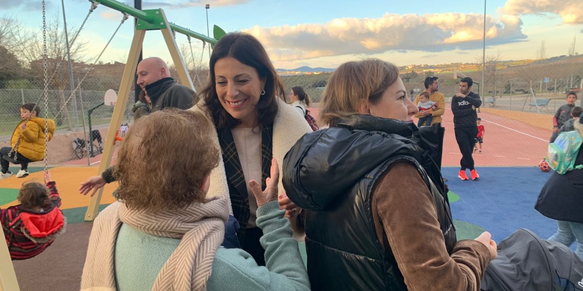 El Ayuntamiento estrena un parque infantil, uno canino y mejora la pista polideportiva existente en El Arenal