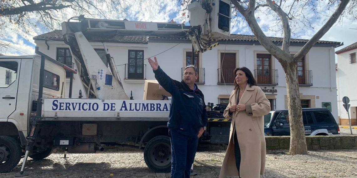 El Ayuntamiento renueva las farolas de la plaza Ruedo Alameda para mejorar la calidad lumínica y rebajar el consumo eléctrico