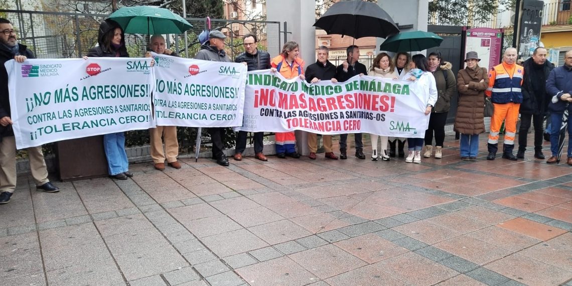 Sanitarios se concentran ante Ronda Norte para protestar por las agresiones a dos médicos del Área