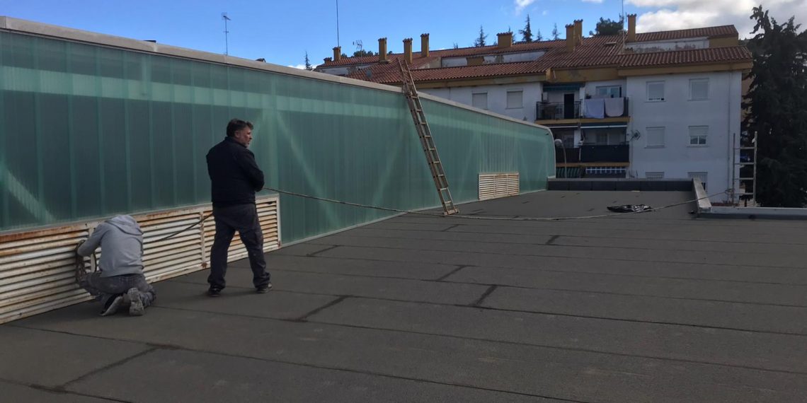 El Ayuntamiento acomete la reparación de la cubierta del polideportivo ‘Cristóbal Guerrero’