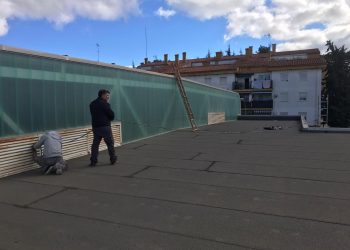 El Ayuntamiento acomete la reparación de la cubierta del polideportivo ‘Cristóbal Guerrero’