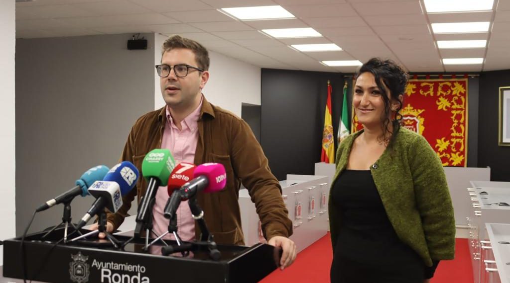 El Ayuntamiento y LA Organic Experience alcanzan un acuerdo para acercar la elaboración del aceite de oliva a los escolares rondeños