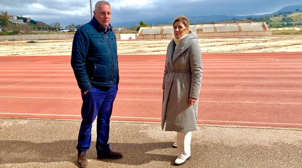 El Ayuntamiento de Ronda amplía a 416.000 euros la inversión para sustituir el césped del campo de fútbol de la Ciudad Deportiva