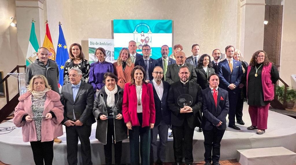 El Ayuntamiento celebra el día de Andalucía con un reconocimiento a la labor social de cinco personalidades rondeñas
