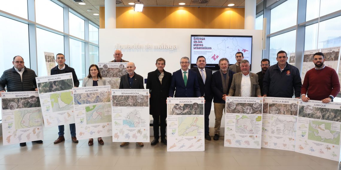 La Diputación entrega planes urbanísticos a 15 municipios pequeños de las comarcas de Ronda, Axarquía y Guadalhorce