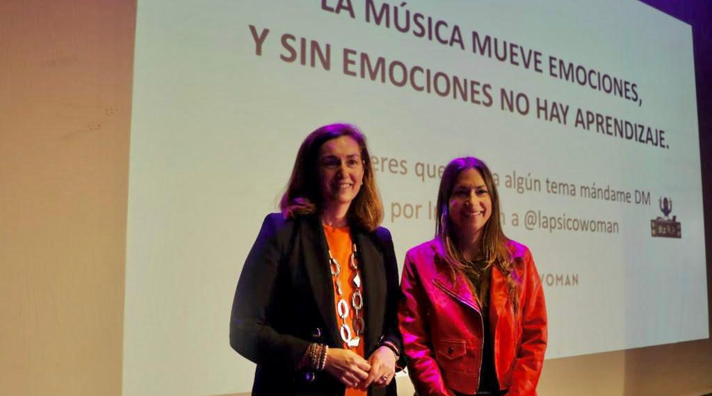 La psicóloga Isa Duque, la popular ‘Psico Woman’, ofrece un taller a los adolescentes dentro de los actos del 8M organizados por el Ayuntamiento
