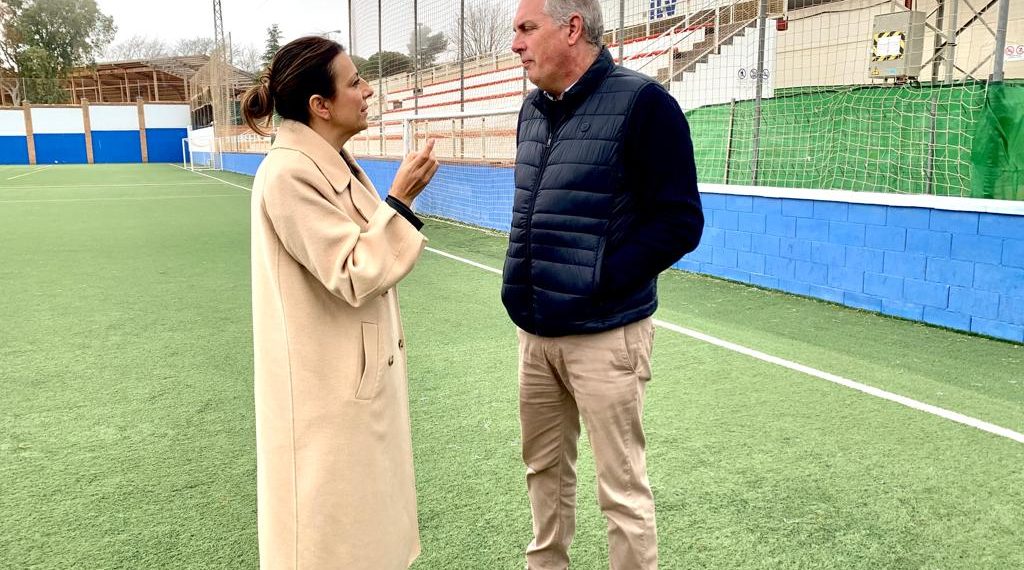 Arrancan las labores la instalación de la cubierta del graderío en el Polideportivo El Fuerte