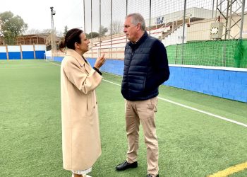 Arrancan las labores la instalación de la cubierta del graderío en el Polideportivo El Fuerte