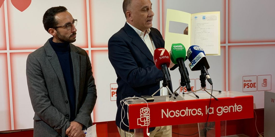Cañestro acude a un notario para certificar que no se cortará el Puente si gobierna el PSOE en Ronda