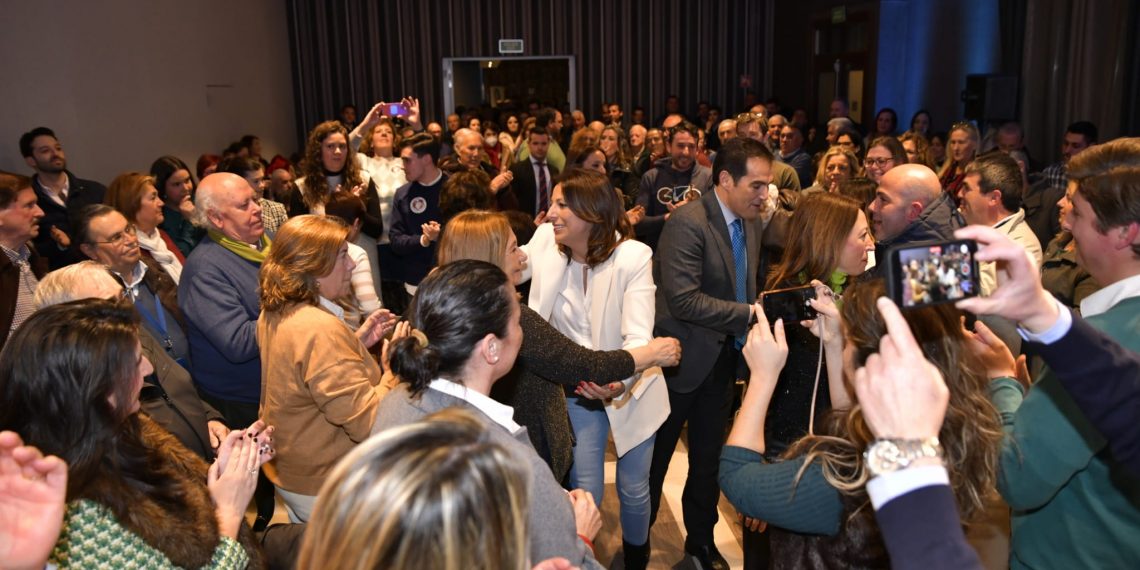 Fernández presenta su candidatura para el 28M arropada por más de 300 personas