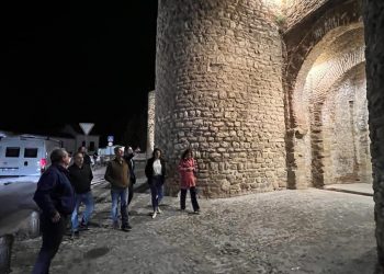 El Ayuntamiento embellece la puerta y la muralla del Almocábar con nueva iluminación artística