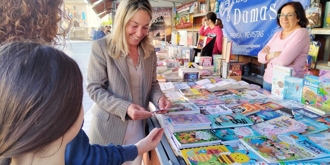 Varias librerías y editoriales participan en la feria del libro que ha situado en la plaza del España
