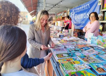 Varias librerías y editoriales participan en la feria del libro que ha situado en la plaza del España