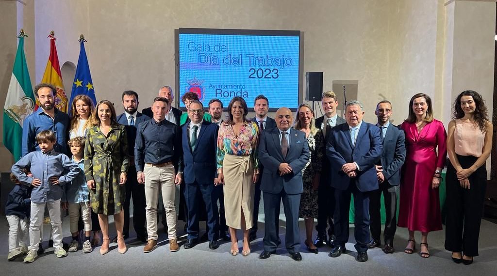 El Ayuntamiento reconoce la labor de cinco destacados miembros del tejido empresarial y económico de Ronda